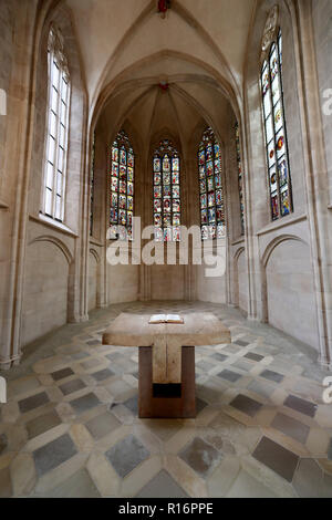 08 novembre 2018, la Bavière, Nuremberg : vue de l'intérieur de l'église rénovée St Martha. Après un incendie avec des dommages à plusieurs millions en juin 2014, l'église de Sainte Marthe rouvre le 10 novembre. Au cours de l'incendie, la toiture de la nef principale a été complètement brûlé et certaines parties de l'immeuble ont été menacées d'effondrement. Photo : Daniel Karmann/dpa Banque D'Images