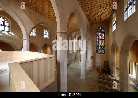 08 novembre 2018, la Bavière, Nuremberg : vue de l'intérieur de l'église rénovée St Martha. Après un incendie avec des dommages à plusieurs millions en juin 2014, l'église de Sainte Marthe rouvre le 10 novembre. Au cours de l'incendie, la toiture de la nef principale a été complètement brûlé et certaines parties de l'immeuble ont été menacées d'effondrement. Photo : Daniel Karmann/dpa Banque D'Images