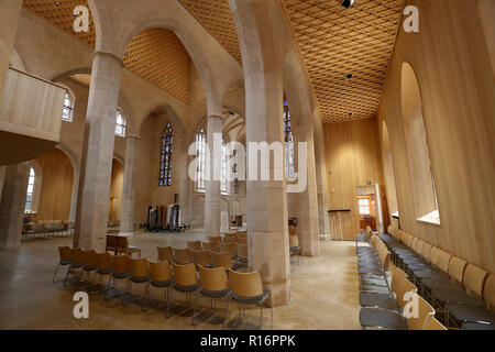 08 novembre 2018, la Bavière, Nuremberg : vue de l'intérieur de l'église rénovée St Martha. Après un incendie avec des dommages à plusieurs millions en juin 2014, l'église de Sainte Marthe rouvre le 10 novembre. Au cours de l'incendie, la toiture de la nef principale a été complètement brûlé et certaines parties de l'immeuble ont été menacées d'effondrement. Photo : Daniel Karmann/dpa Banque D'Images