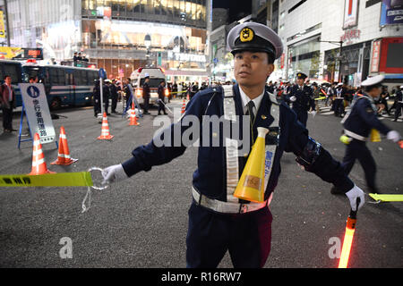 Shibuya, Tokyo, Japon. 1er novembre 2018. Les amateurs d'Halloween dress up sur les costumes au cours de la nuit de Halloween 2018 quartier Shibuya le mercredi, Octobre 31, 2018. Shibuya est devenue la scène principale pour l'Halloween à Tokyo au Japon et continue été un événement d'Halloween dans laquelle des milliers de personnes se réunissent pour montrer leur variété de costumes. Photo par : Ramiro Agustin Vargas Tabares Crédit : Ramiro Agustin Vargas Tabares/ZUMA/Alamy Fil Live News Banque D'Images