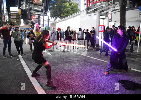Shibuya, Tokyo, Japon. 1er novembre 2018. Les amateurs d'Halloween dress up sur les costumes au cours de la nuit de Halloween 2018 quartier Shibuya le mercredi, Octobre 31, 2018. Shibuya est devenue la scène principale pour l'Halloween à Tokyo au Japon et continue été un événement d'Halloween dans laquelle des milliers de personnes se réunissent pour montrer leur variété de costumes. Photo par : Ramiro Agustin Vargas Tabares Crédit : Ramiro Agustin Vargas Tabares/ZUMA/Alamy Fil Live News Banque D'Images