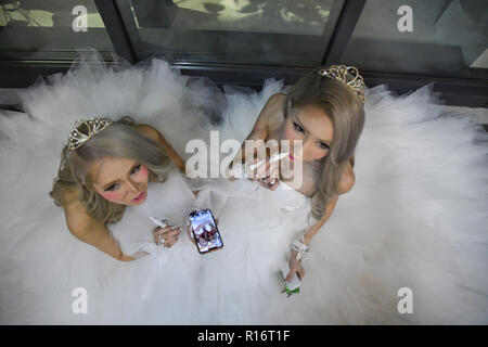 Shibuya, Tokyo, Japon. 1er novembre 2018. Les amateurs d'Halloween dress up sur les costumes au cours de la nuit de Halloween 2018 quartier Shibuya le mercredi, Octobre 31, 2018. Shibuya est devenue la scène principale pour l'Halloween à Tokyo au Japon et continue été un événement d'Halloween dans laquelle des milliers de personnes se réunissent pour montrer leur variété de costumes. Photo par : Ramiro Agustin Vargas Tabares Crédit : Ramiro Agustin Vargas Tabares/ZUMA/Alamy Fil Live News Banque D'Images