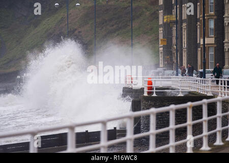 Pays de Galles Aberystwyth UK, 10/11/2018. UK Weather : une nature sauvage, humide et orageux matin à Aberystwyth, avec d'énormes vagues à marée haute briser le long de la promenade et la mer défenses de la ville côtière sur la baie de Cardigan, West Wales crédit photo Keith Morris / Alamy Live News Banque D'Images