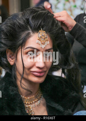 Londres 10 novembre 2018 Deux des modèles à l'échelle nationale le mariage asiatique Show de Londres Olympia étant prête pour le défilé, Paul/Quezada-Neiman@Alamy Live News Banque D'Images