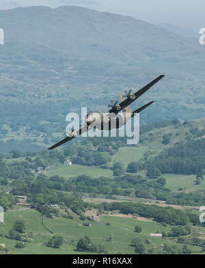Avion militaire Raf avion de transport C-130 Hercules à basse altitude dans la boucle Mac Machynlleth Mid Wales England UK. Banque D'Images