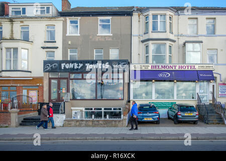 La promenade de Blackpool pendant un week-end d'automne. Blackpool est l'une des stations balnéaires préférées Englands. Banque D'Images