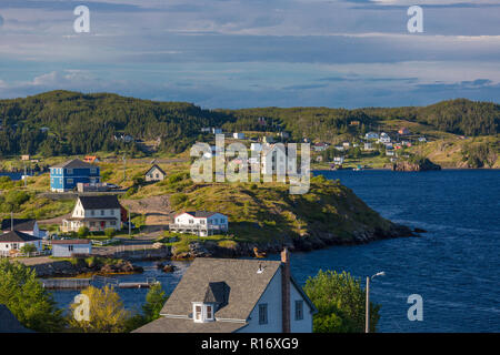 Trinité, Terre-Neuve, Canada - maisons surplombant port dans petite ville côtière de Trinité. Banque D'Images