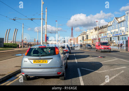 La promenade de Blackpool pendant un week-end d'automne. Blackpool est l'une des stations balnéaires préférées Englands. Banque D'Images