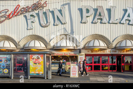 La promenade de Blackpool pendant un week-end d'automne. Blackpool est l'une des stations balnéaires préférées Englands. Banque D'Images