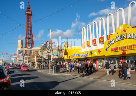 La promenade de Blackpool pendant un week-end d'automne. Blackpool est l'une des stations balnéaires préférées Englands. Banque D'Images