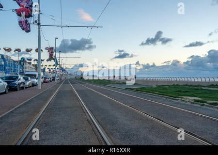 La promenade de Blackpool pendant un week-end d'automne. Blackpool est l'une des stations balnéaires préférées Englands. Banque D'Images