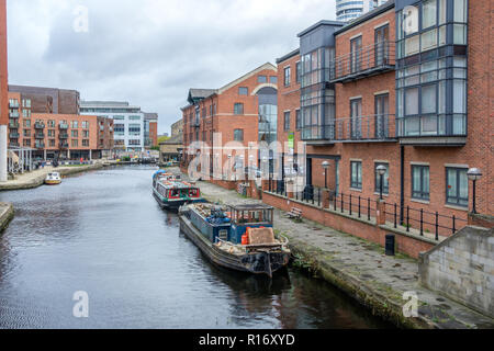 Leeds et Liverpool Canal au quai de grenier dans le centre-ville de Leeds, Royaume-Uni. Le canal est de 127 milles de long et comporte 91 écluses. Banque D'Images