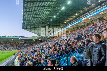 Stand de l'est sur le légendaire stade Elland Road. Le stade, qui est la maison de Leeds United FC, est célèbre pour son ambiance électrique. Banque D'Images