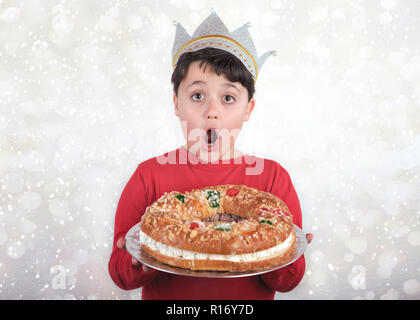 L'enfant surpris avec le roi espagnol typique gâteau dessert pour Noël Banque D'Images