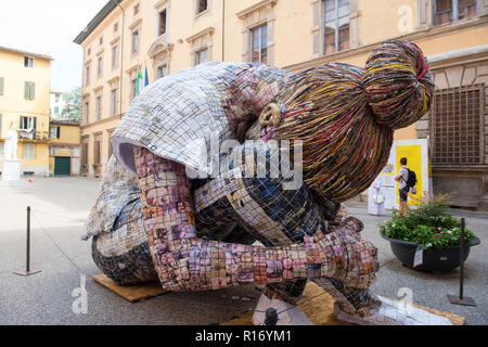 Sculpture de papier dans le salon biennal de Lucques, Toscane Italie Banque D'Images