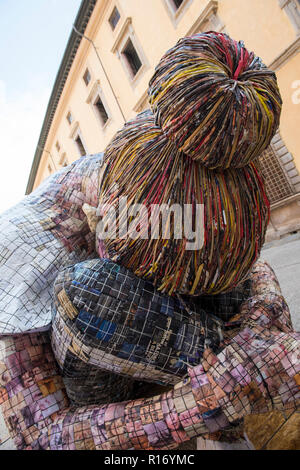 Sculpture de papier dans le salon biennal de Lucques, Toscane Italie Banque D'Images