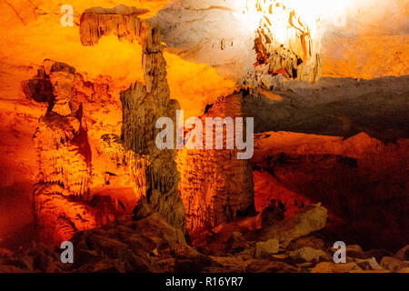 Thakhek, Laos - 21 Avril 2018 : Intérieur de la Kong Lor cave, la plus grande grotte de la province de Khammouane, traversée par la rivière Niam Hin Bun dans le Ph Banque D'Images