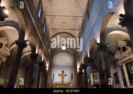 L'intérieur de l'Église San Michele in Foro à Lucques, Toscane Italie Banque D'Images