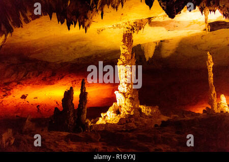 Thakhek, Laos - 21 Avril 2018 : Intérieur de la Kong Lor cave, la plus grande grotte de la province de Khammouane, traversée par la rivière Niam Hin Bun dans le Ph Banque D'Images