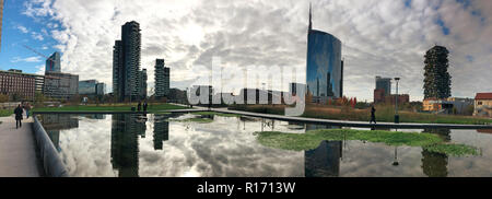 Bibliothèque d'arbres, nouveau parc de Milan. Tour d'Unicredit. Allées du parc avec une vue panoramique sur les gratte-ciel, forêt, tour vertical Solaria. Italie Banque D'Images