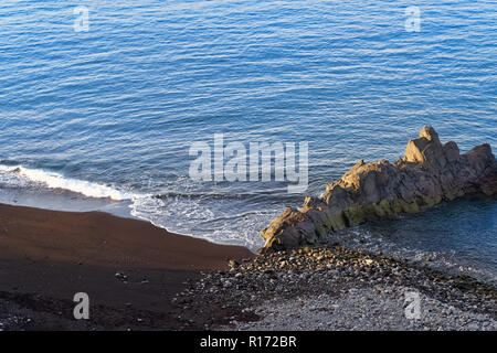 Plage de sable noir et la formation rocheuse sur la célèbre plage Praia Formosa - sur l'île de Madère, au Portugal. Banque D'Images