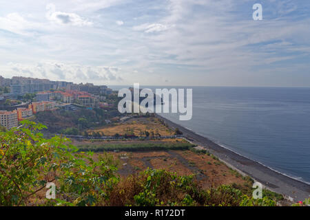 La plage Praia Formosa à Funchal - plage de sable noir de l'île de Madère, Portugal Banque D'Images