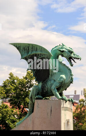 LJUBLJANA, SLOVÉNIE - 28 juin 2015 : Dragon sur le pont du dragon (Zmajski most) à Ljubljana Banque D'Images