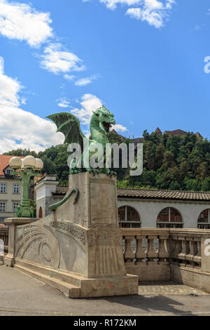 LJUBLJANA, SLOVÉNIE - le 28 juin 2015 : Dragon sur le pont du dragon (Zmajski most) à Ljubljana Banque D'Images