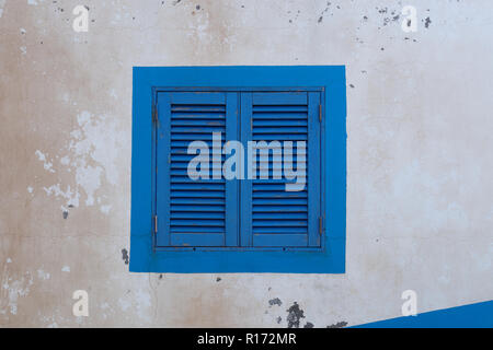 Fenêtre en bois bleu sur un vieux mur sale. L'île de Madère, Funchal, Portugal Banque D'Images