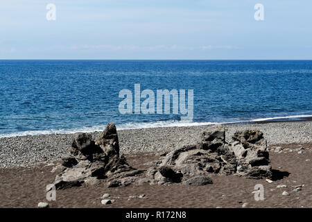 Formation volcanique sur une plage. La plage Praia Formosa à Funchal sur l'île de Madère, Portugal Banque D'Images