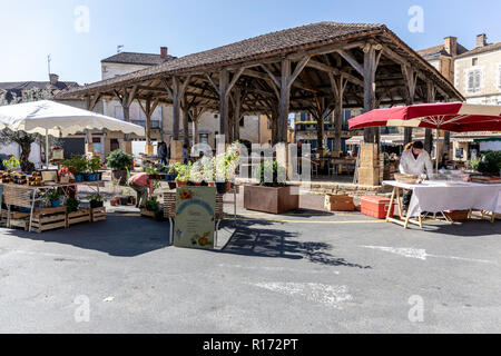 Le marché couvert le jour du marché à Belvès, Nouvelle-Aquitaine, France Banque D'Images