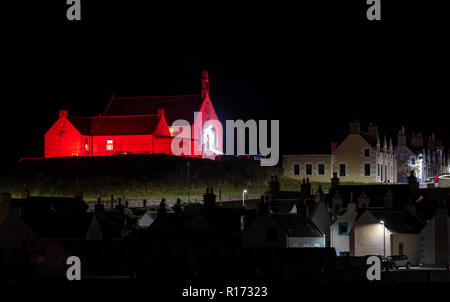 FINDOCHTY, Moray, Écosse - 7 novembre 2018. C'est & Portknockie Findochty, Église d'Écosse, Moray, Ecosse illuminée en rouge pour la mémoire Banque D'Images