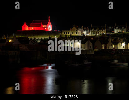 FINDOCHTY, Moray, Écosse - 7 novembre 2018. C'est & Portknockie Findochty, Église d'Écosse, Moray, Ecosse illuminée en rouge pour la mémoire Banque D'Images