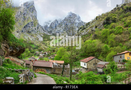 Vue sur Cain de Valdeon dans une journée de printemps, Picos de Europa, Castille et Leon, Espagne. Banque D'Images