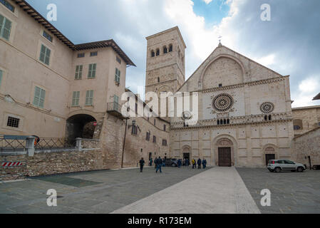 ASSISI, ITALIE - OCTOVER 27, 2018 : façade romane de la cathédrale San Rufino Banque D'Images