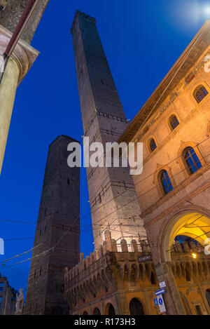 Bologne, Italie - 30 octobre 2018 : deux tours (Due Torri), Asinelli et Garisenda, symboles de l'époque médiévale tours de Bologne, la nuit. Banque D'Images