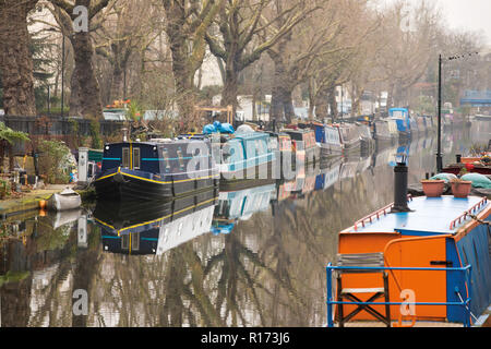 Scène d'hiver de bateaux du canal à la petite Venise à Londres de Blomfield Road, Maida Vale Banque D'Images