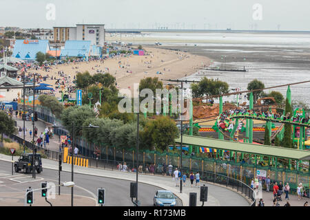 Adventure Island, Southend-on-Sea, éoliennes dans la distance Banque D'Images