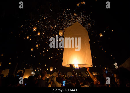 CHIANGMAI THAILANDE 16 NOVEMBRE : thaïs lancement lanterne ciel pour Yi Peng festival bouddhiste le 16 novembre 2013, Chiang Mai, Thaïlande Banque D'Images