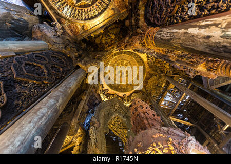 Intérieur d'un temple bouddhiste en bois, le sanctuaire de la Vérité à Pattaya, Thaïlande Banque D'Images