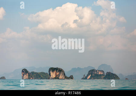 Îles calcaires en mer tropicale paysage dans la baie de Phang Nga, au crépuscule, en Thaïlande Banque D'Images