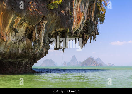 D'énormes falaises calcaires dans le Pang Nga bay avec vue sur les îles, Thaïlande Banque D'Images
