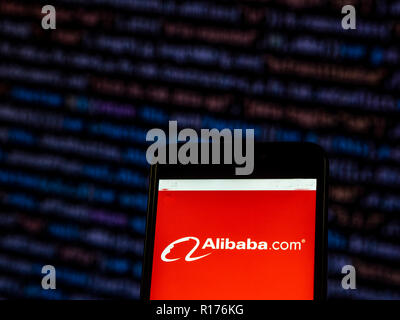 Logo d'Alibaba vu affichée sur un téléphone intelligent. Selon le New York Stock Exchange (NYSE), l'entreprise est sur la septième place à la valeur de marché de 469,6 milliards de dollars. Banque D'Images