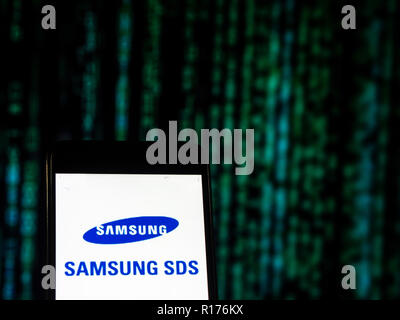 Logo Samsung SDS vu affichée sur téléphone intelligent. Samsung SDS, créé en 1985, en tant que filiale de Samsung Group offre des services de technologie de l'information. Il s'agit notamment de services de consultation ; services techniques ; et de l'infogérance. Banque D'Images