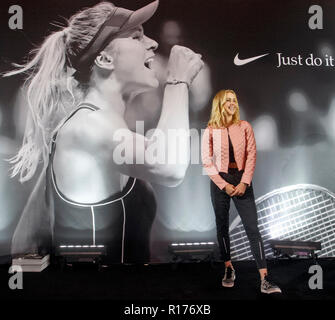 Elina Svitolina joueur de tennis ukrainien participe à une réunion avec ses fans lors d'une séance d'autographes à Kiev. Elina Svitolina de gagner contre l'Ukraine Sloane Stephens de l'USA et enregistrer la plus grande victoire de sa carrière lorsqu'elle se sont ralliés pour un 2-1 (3-6, 6-2, 6-2), lors de leur match de finale du BNP Paribas WTA Finale 2018 tenu à Singapour du 28 octobre 2018. Banque D'Images