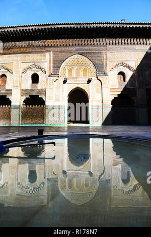 Cour de la Madrasa Bou Inania de Fès. Banque D'Images