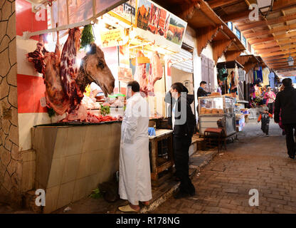 Une tête de chameau sur l'affichage dans le marché de la viande de la FES. Banque D'Images