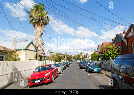 Melbourne, Australie : le 25 mars 2018 : bungalows de construction traditionnelle et des voitures en stationnement dans une rue résidentielle à St Kilda une banlieue populaire de Melbourne. Banque D'Images