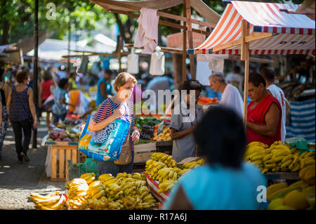 RIO DE JANEIRO - vers Mars, 2018 : organiser les vendeurs de fruits tropicaux affiche colorée à un marché fermier hebdomadaire à Ipanema. Banque D'Images