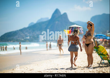 RIO DE JANEIRO - circa 2018, février : Amateurs de vous détendre dans les chaises de plage par un beau jour d'été sur la plage d'Ipanema. Banque D'Images